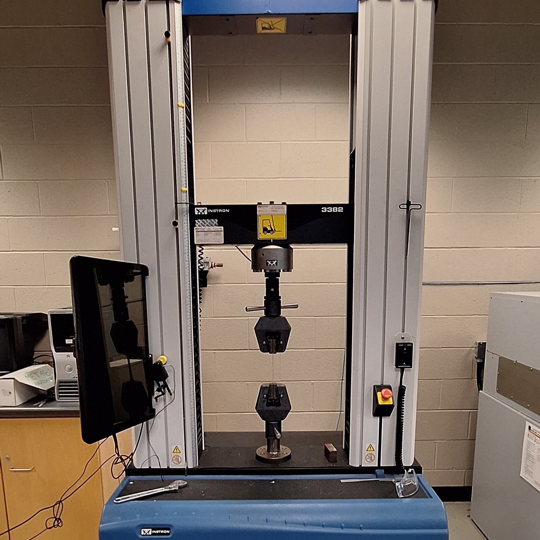 Instron 3380 Universal Testing System